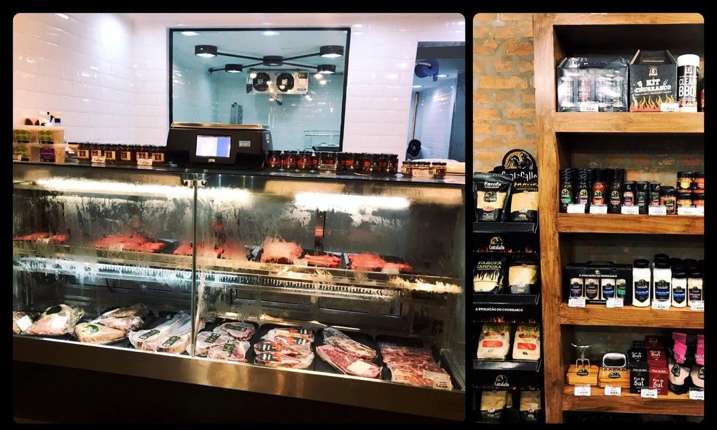 Balcão refrigerado do HB Prime Carnes com cortes expostos, tomahawk e prateleiras de temperos